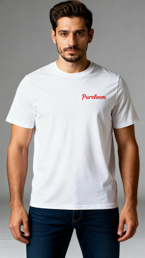 במבט קדמי, גבר לובש חולצת כותנה אורגנית לבנה עם לוגו אדום "Pureloom" בצד שמאל של החזה מבית פיורלום.