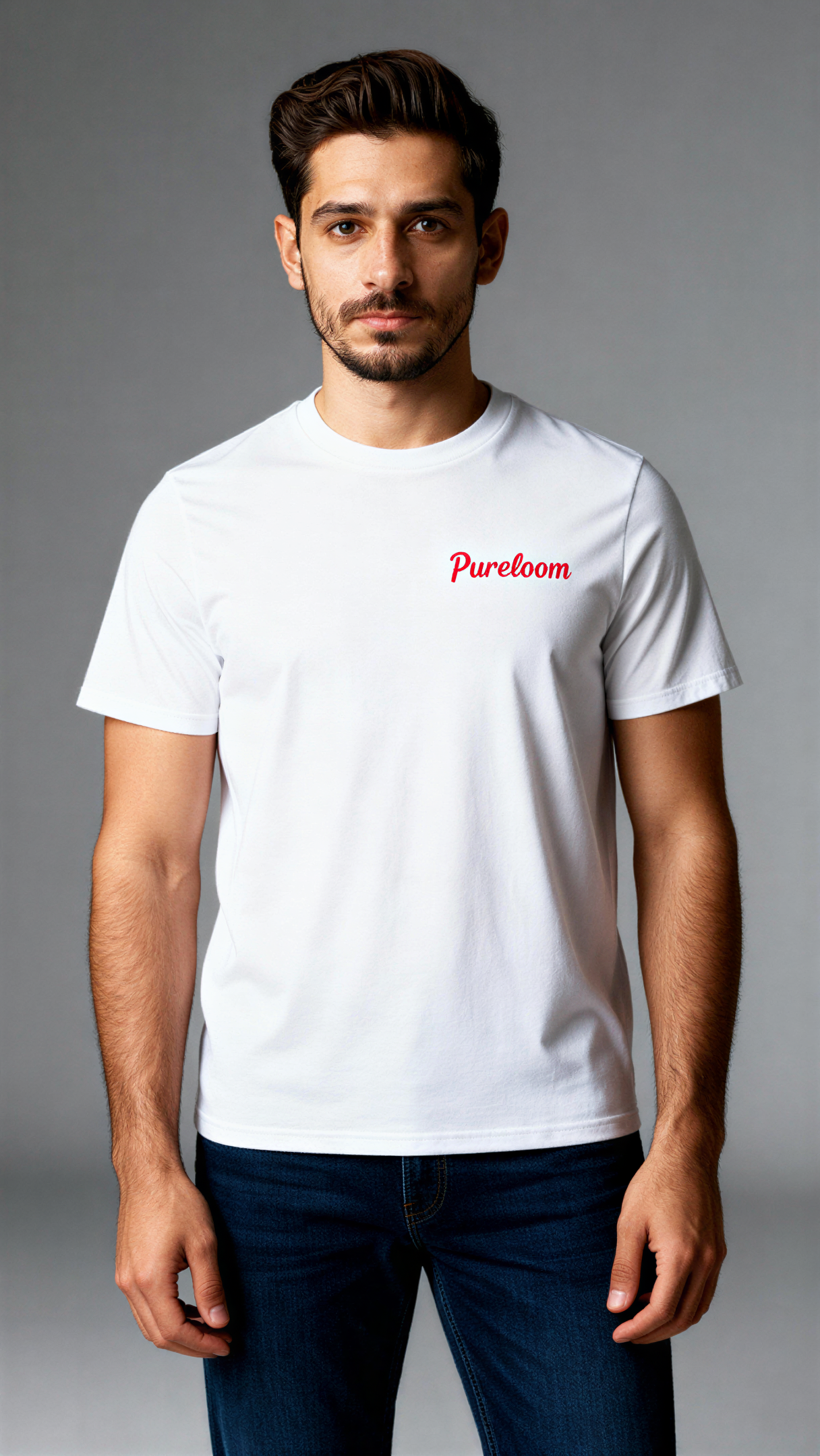 במבט קדמי, גבר לובש חולצת כותנה אורגנית לבנה עם לוגו אדום "Pureloom" בצד שמאל של החזה מבית פיורלום.