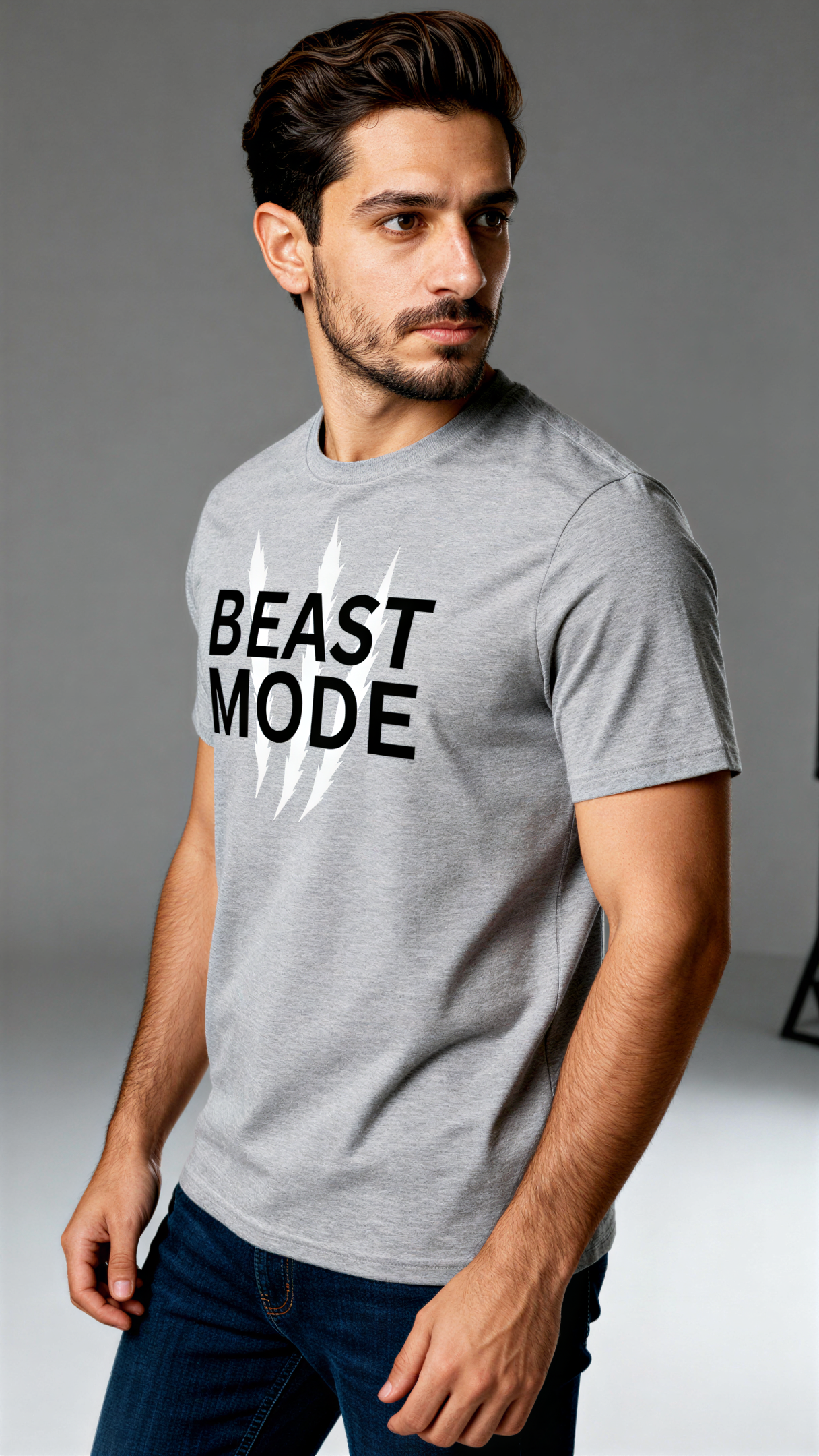 במבט צדדי, גבר לובש חולצת כותנה אורגנית אפורה עם כיתוב שחור "Beast Mode" מבית פיורלום.