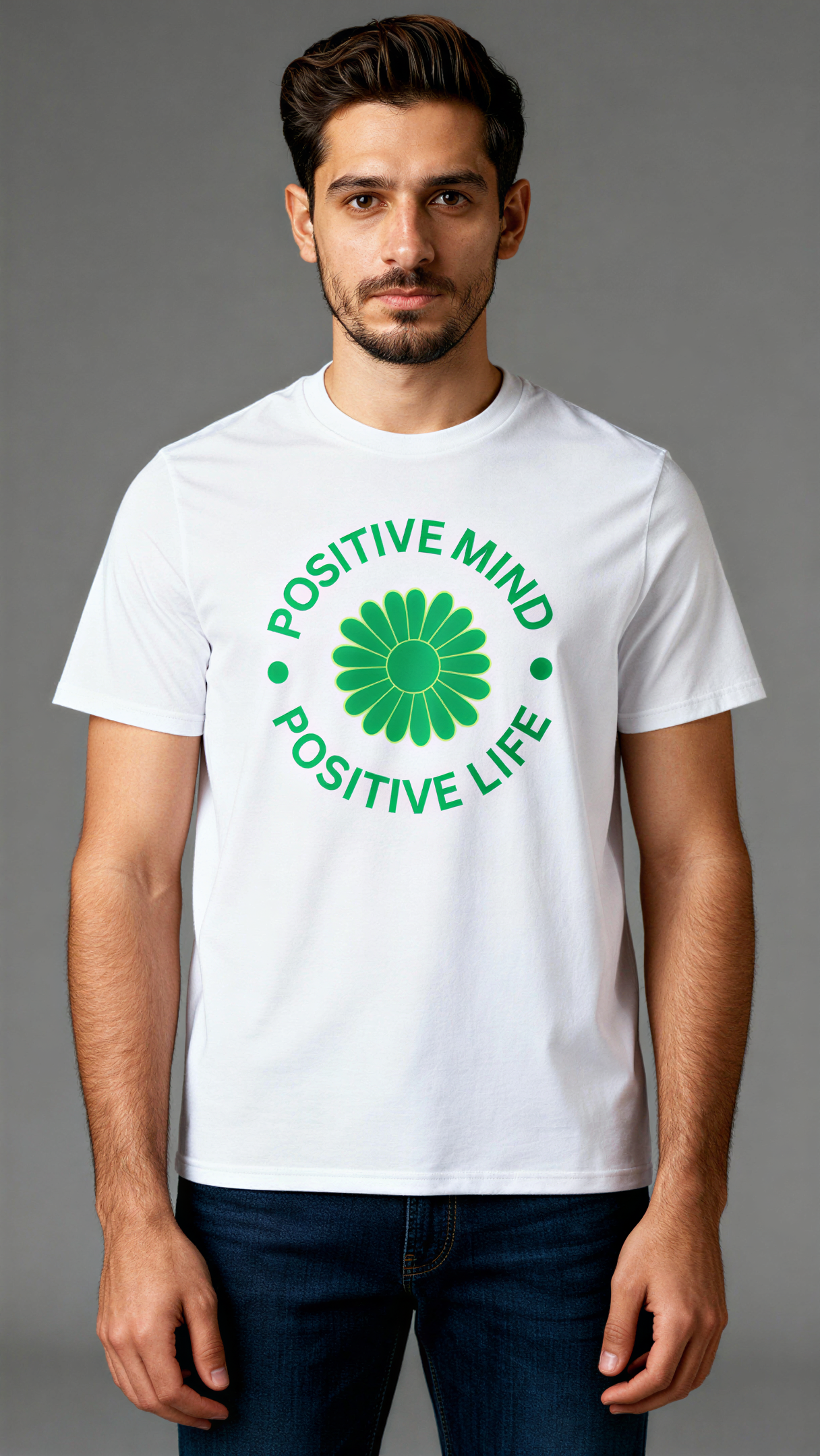 גבר לובש חולצת כותנה אורגנית לבנה עם הדפס ירוק "Positive Mind Positive Life" מבית פיורלום. מבט מלפנים