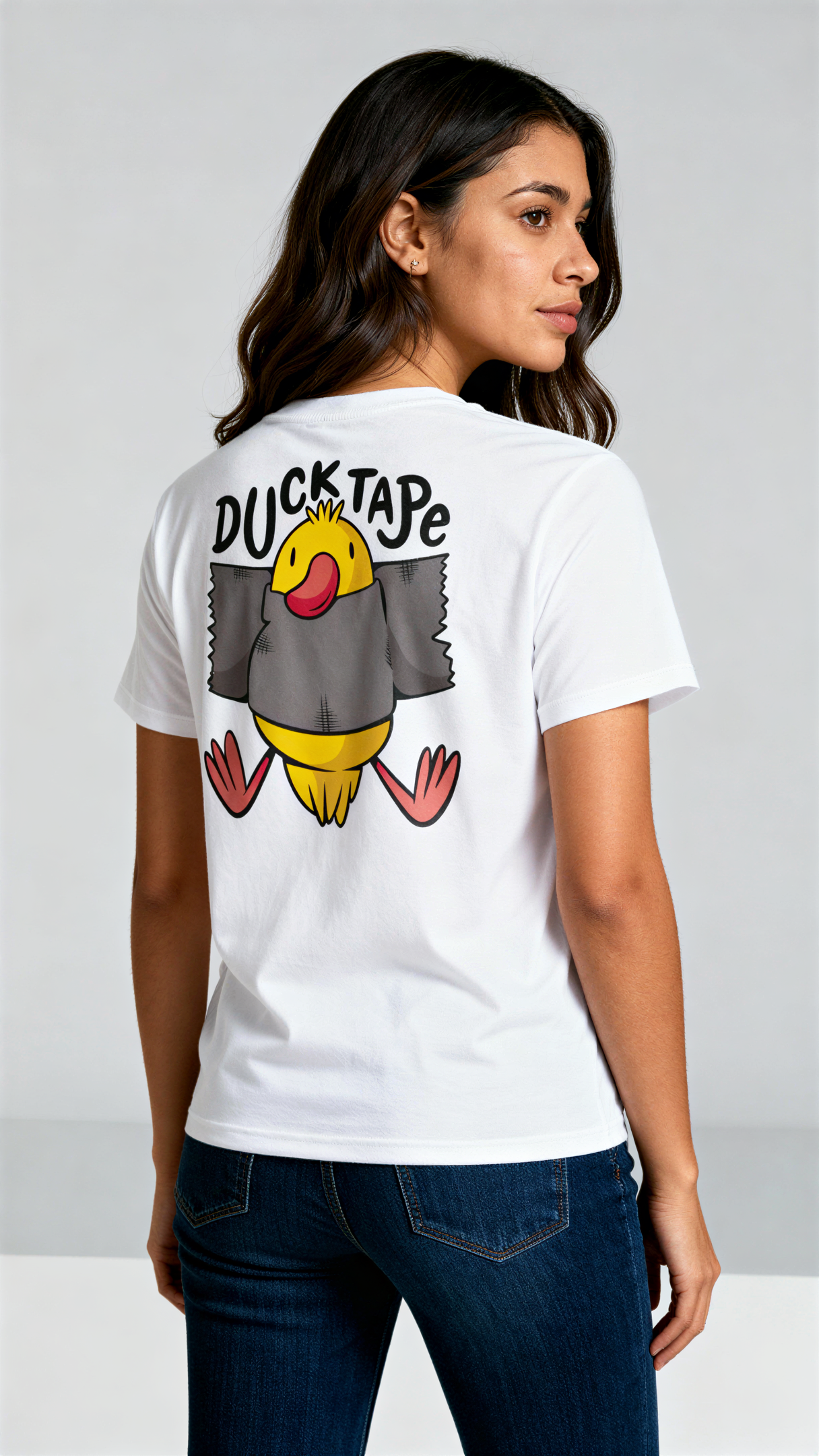 במבט מאחור, אישה לובשת חולצת כותנה אורגנית לבנה עם הדפס צבעוני של ברווז עטוף בנייר דבק וכיתוב "Duck Tape" מבית פיורלום.