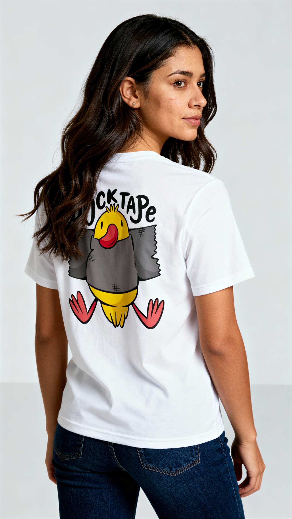 במבט מאחור, אישה לובשת חולצת כותנה אורגנית לבנה עם הדפס צבעוני של ברווז עטוף בנייר דבק וכיתוב "Duck Tape" מבית פיורלום.